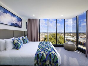 Roupas de cama premium, cofres nos quartos, cortinas blackout