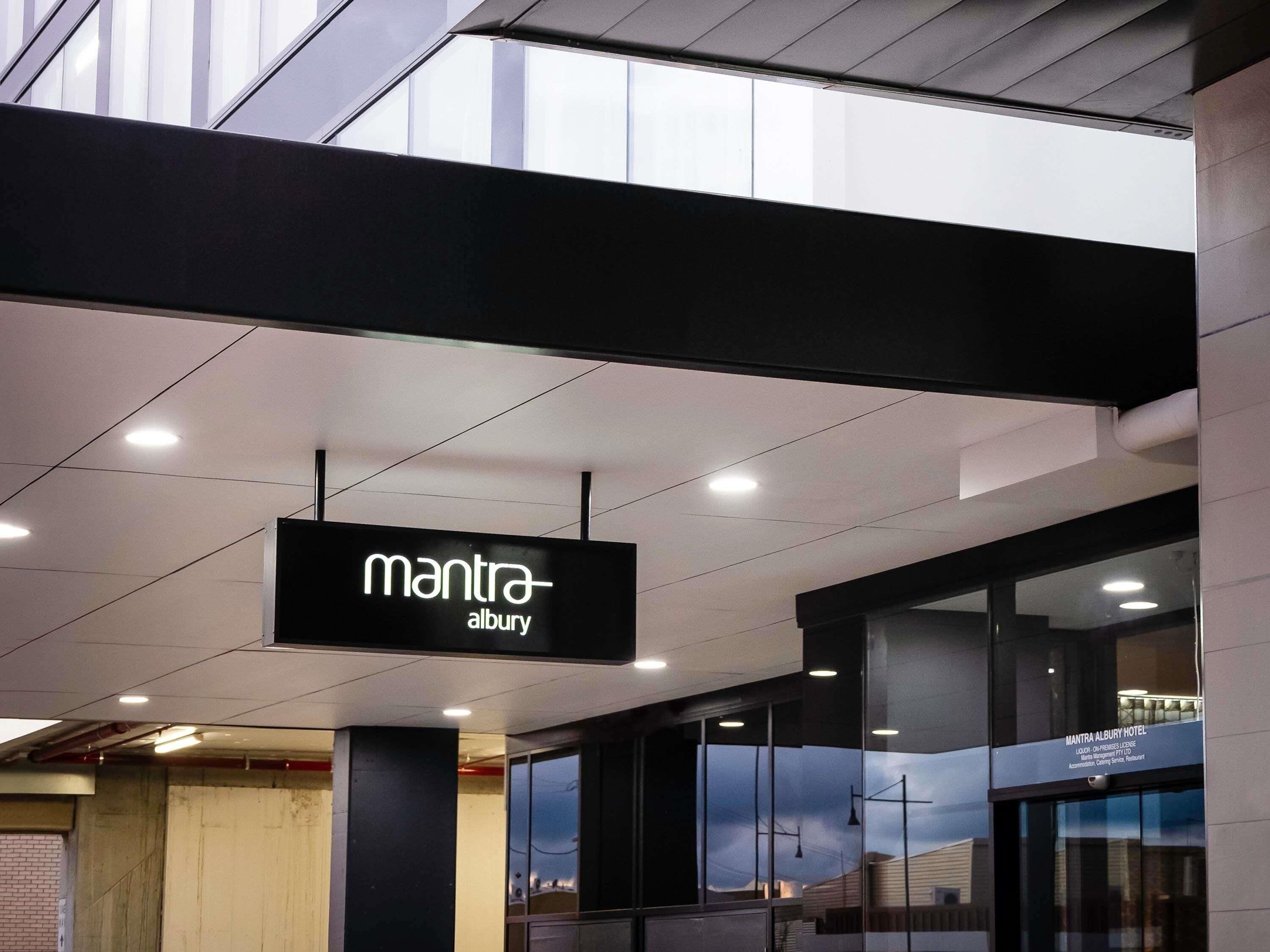 Señal de hotel con el nombre 'mantra albury'.