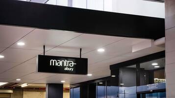 Señal de hotel con el nombre 'mantra albury'.