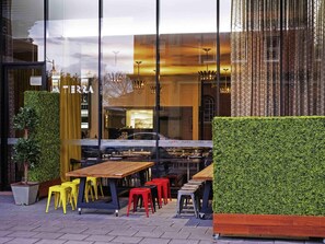 Breakfast, lunch and dinner served - Mantra Albury Hotel (Albury)