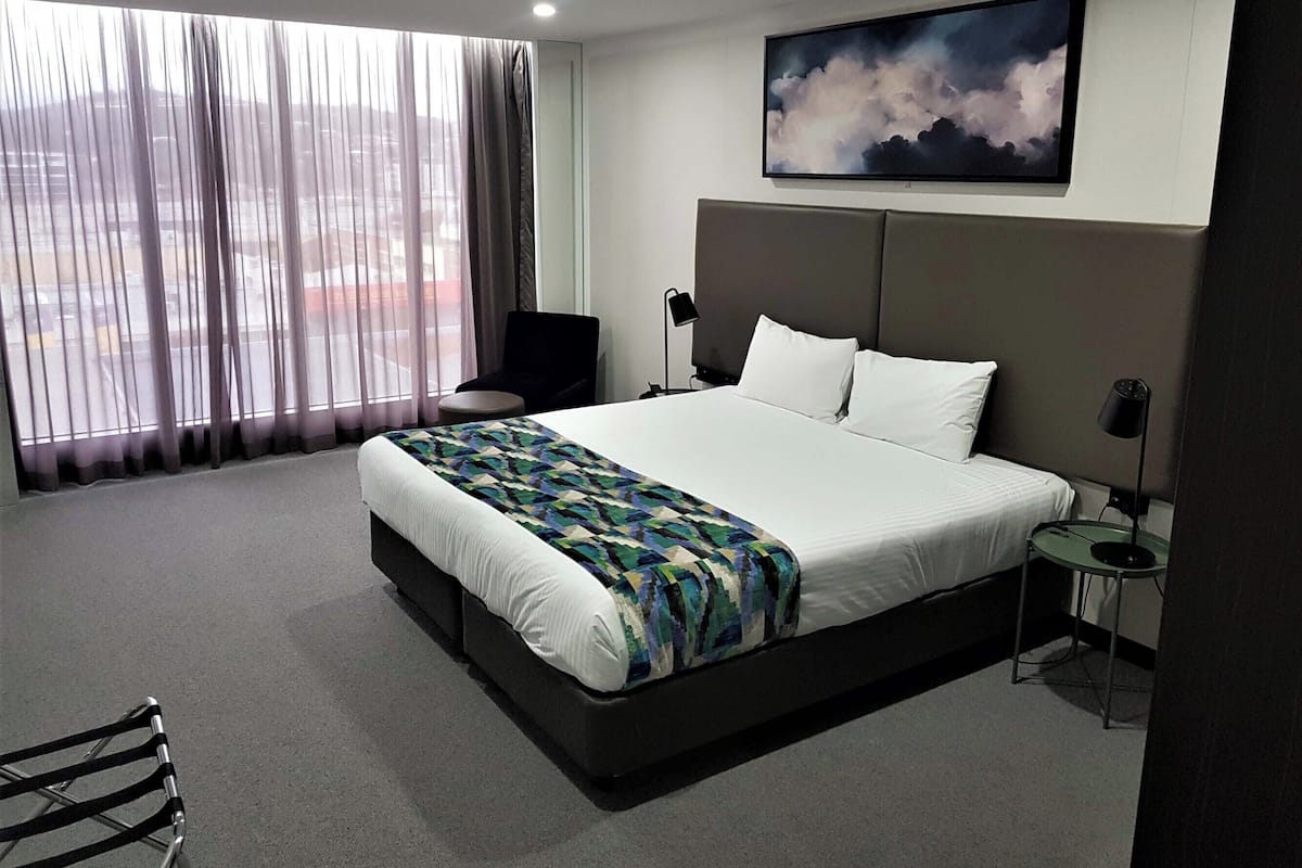 2 bedrooms, premium bedding, in-room safe, blackout curtains