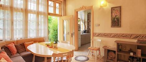 City House, 3 Bedrooms | Ruang tamu | TV skrin rata