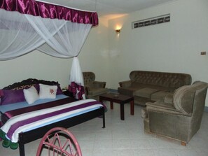 Schreibtisch, kostenlose Babybetten, kostenloses WLAN