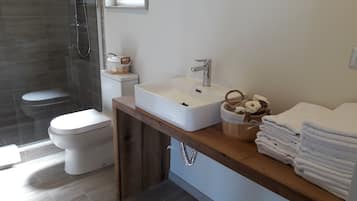 Family Apartment, 2 Bedrooms, Lake View | Bilik Mandi | Pancuran mandi, kelengkapan dandanan diri percuma, pengering rambut