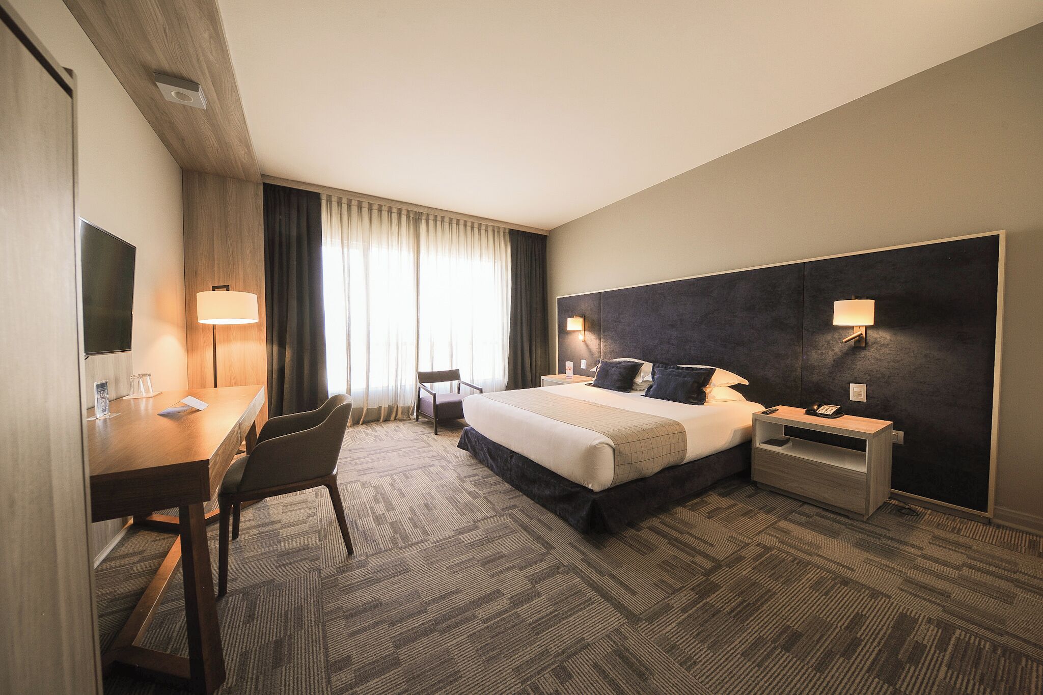 Quarto empresarial | Edredons de pluma, camas Select Comfort, frigobar, cofres nos quartos