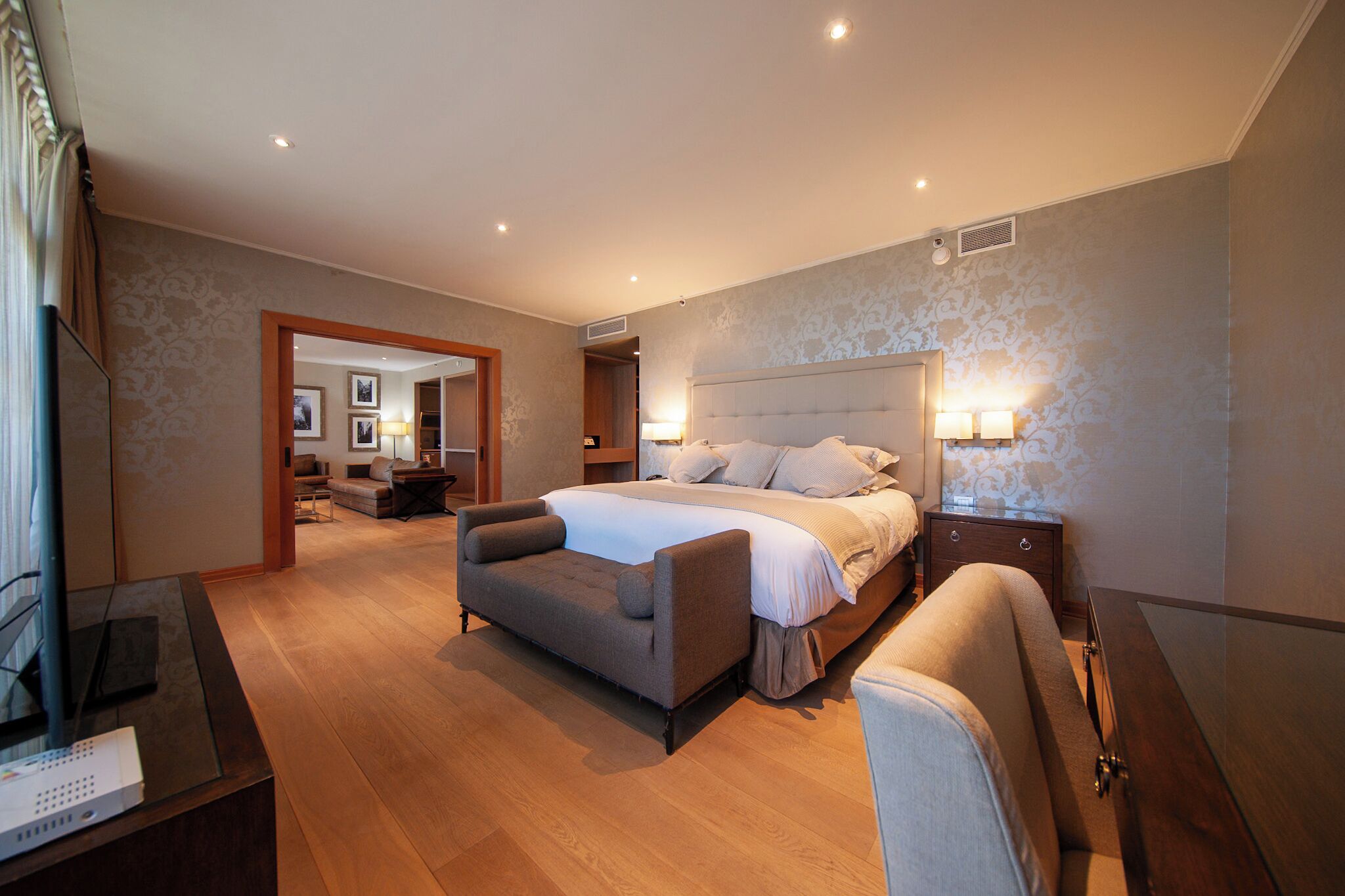 Edredons de pluma, camas Select Comfort, frigobar, cofres nos quartos