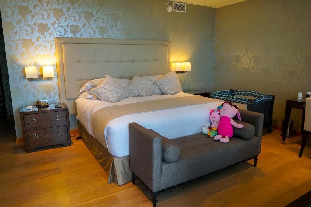 Edredón, camas Select Comfort y minibar 