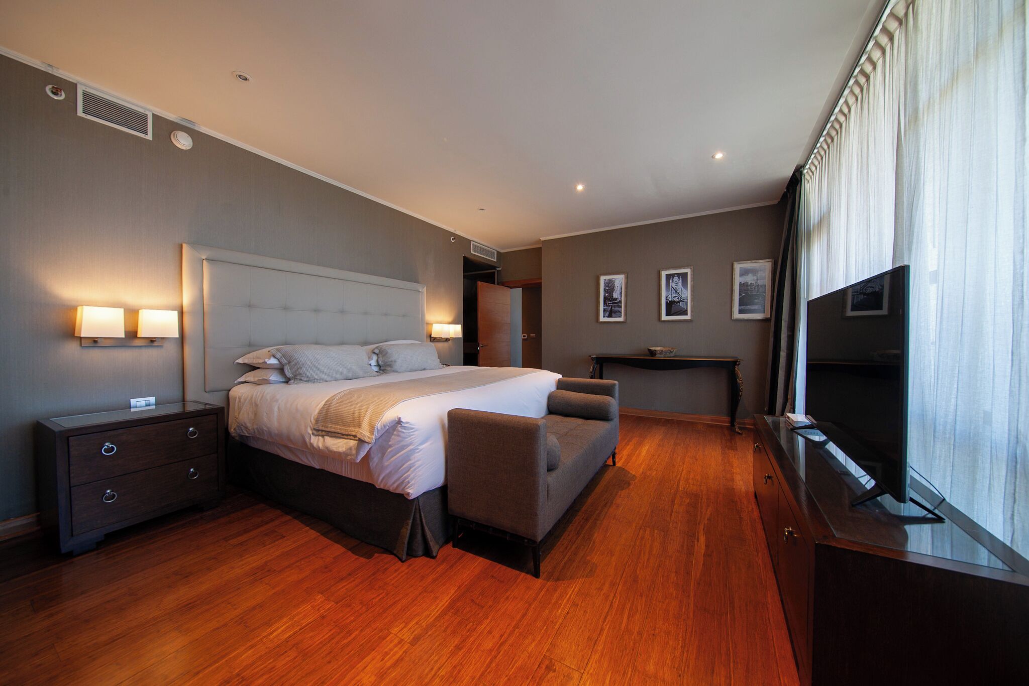 Edredons de pluma, camas Select Comfort, frigobar, cofres nos quartos