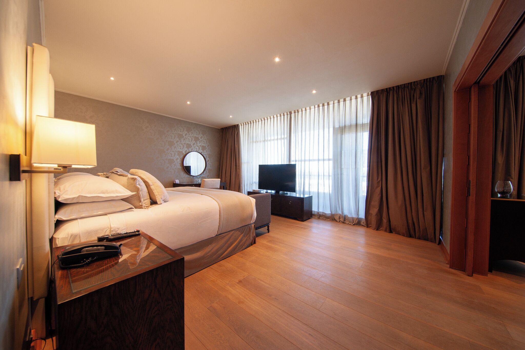 Suite presidencial | Edredones de plumas, colchones Select Comfort, minibar y caja fuerte