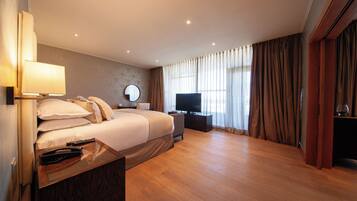 Suite presidencial | Edredones de plumas, colchones Select Comfort, minibar y caja fuerte