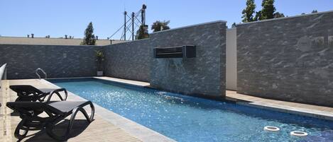 Innenpool, Außenpool, Liegestühle