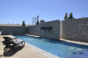 Una piscina techada, una piscina al aire libre