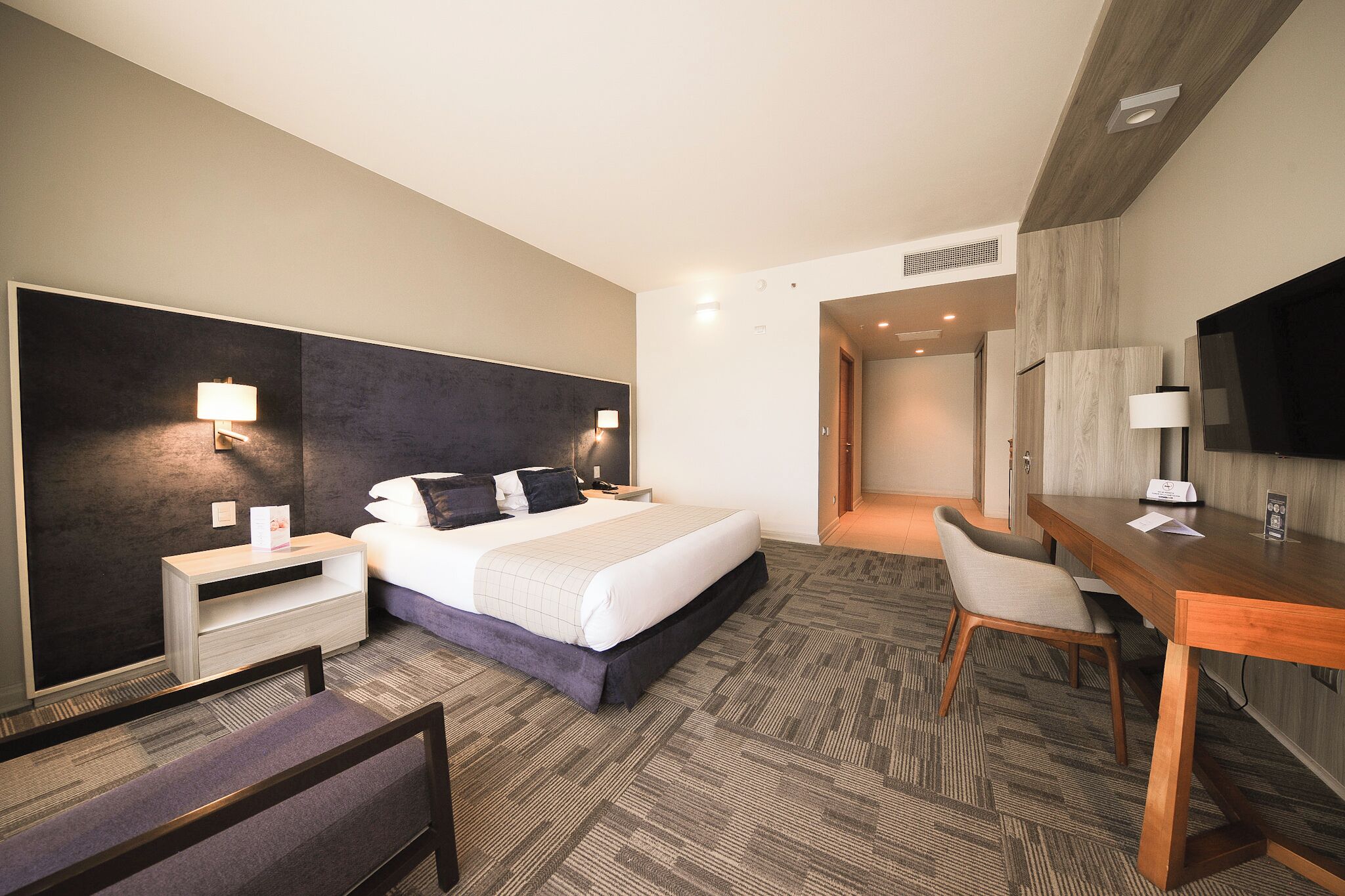 Quarto solteiro standard | Edredons de pluma, camas Select Comfort, frigobar, cofres nos quartos