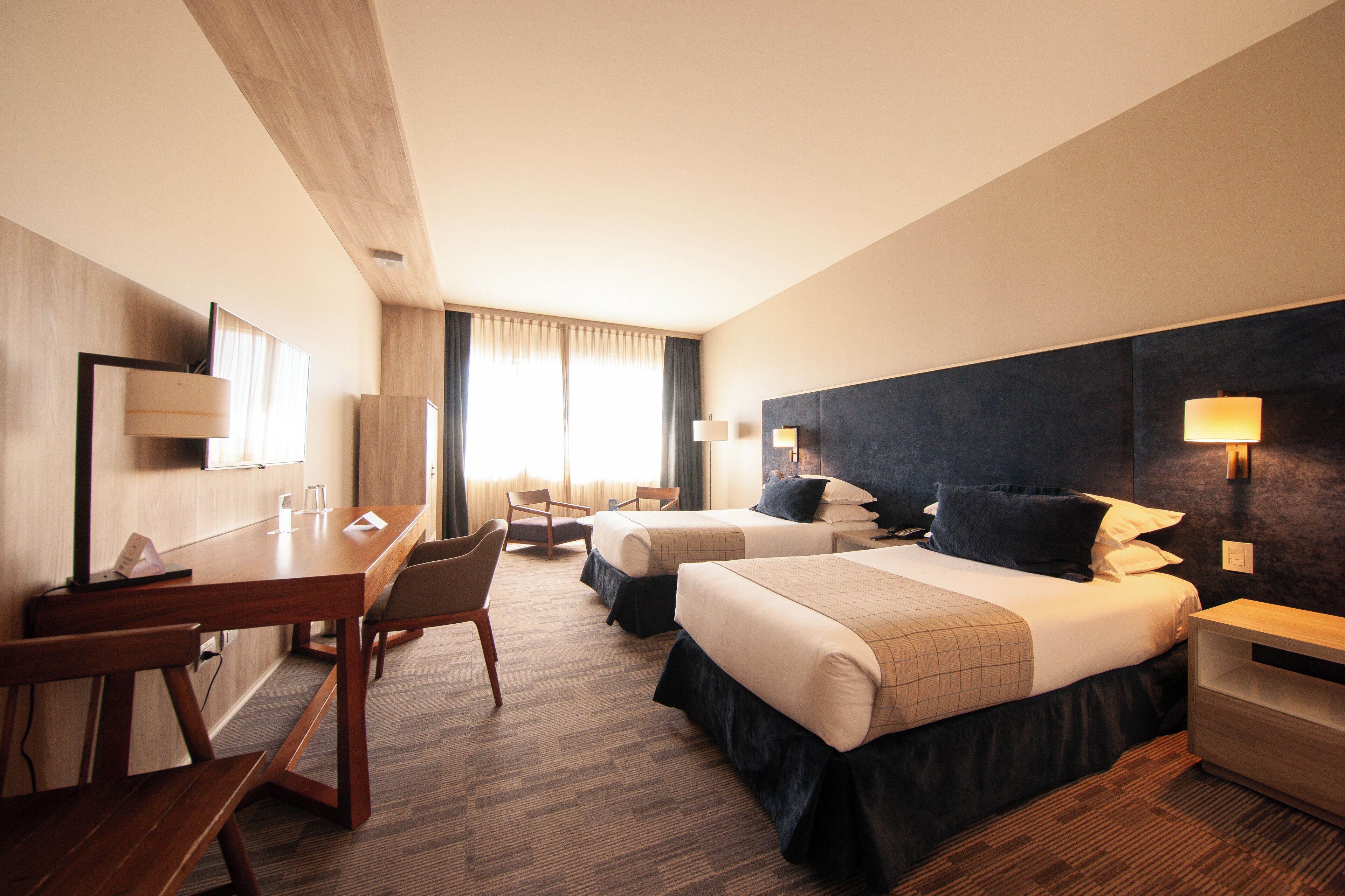 Quarto casal ou duplo empresarial | Edredons de pluma, camas Select Comfort, frigobar, cofres nos quartos