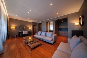 Junior Suite | Living area | 50-inch flat-screen TV with cable channels, TV, heated floors - Hotel Parada Linares (Linares)