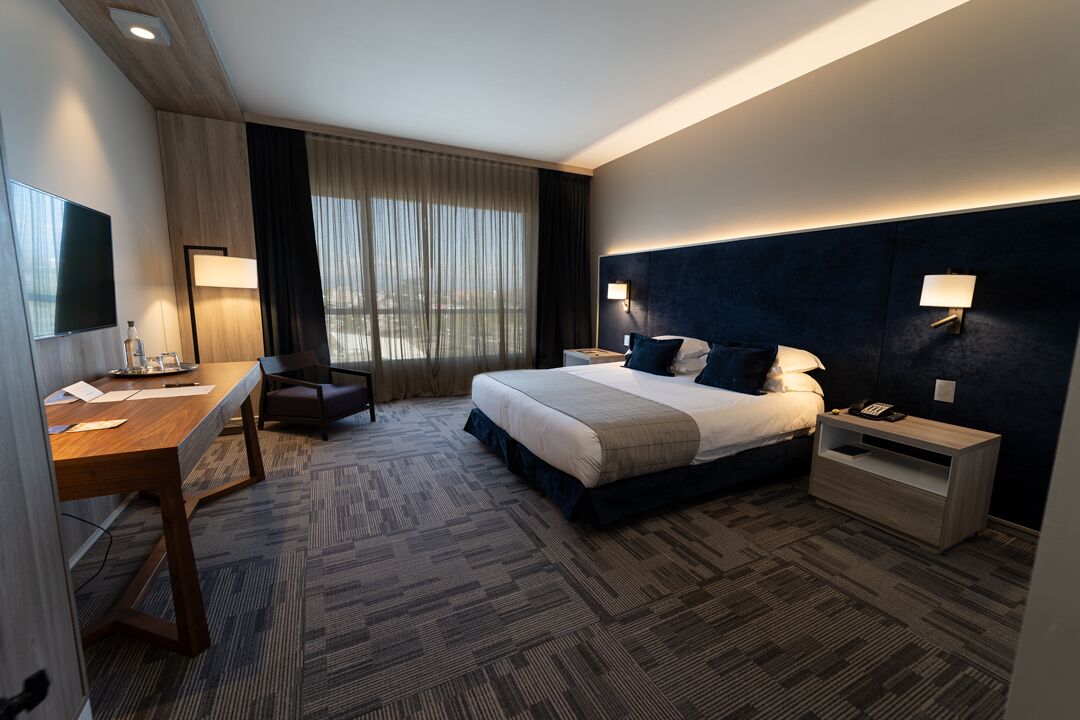 Habitación Business | Edredones de plumas, colchones Select Comfort, minibar y caja fuerte