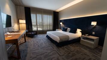 Habitación Business | Edredones de plumas, colchones Select Comfort, minibar y caja fuerte