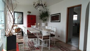 Casa familiar, diversos llits | Zona de menjador de l'habitació