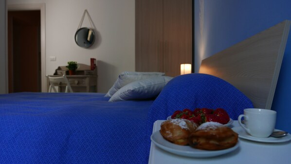 Dobbeltrom – comfort | Dundyner, skrivebord, skrivebord for bærbar PC og wi-fi (inkludert)