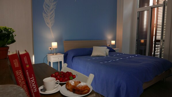 غرفة مزدوجة مريحة | ألحفة محشوة بالريش ومكتب ومساحة عمل للكمبيوتر المحمول وواي فاي مجانًا