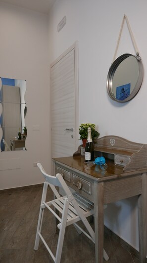 غرفة مزدوجة مريحة | ألحفة محشوة بالريش ومكتب ومساحة عمل للكمبيوتر المحمول وواي فاي مجانًا