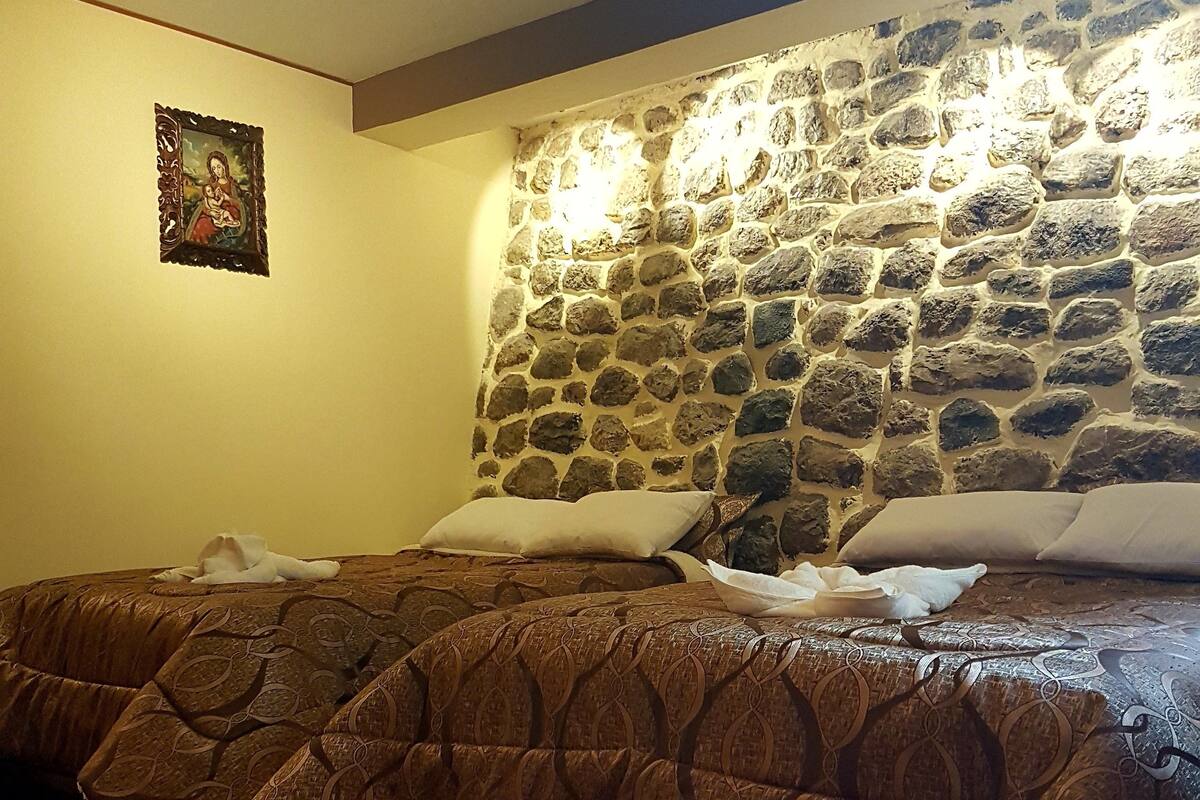 Habitación con 2 camas individuales, 2 camas matrimoniales | Escritorio y wifi gratis