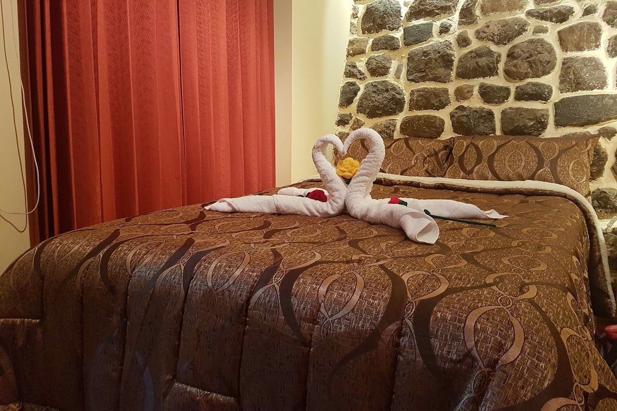 Habitación doble, 1 cama matrimonial | Escritorio y wifi gratis