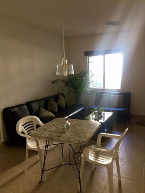 Comfort Apartment, Multiple Beds | In-room dining