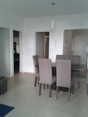 Comfort Apartment, Multiple Beds | In-room dining