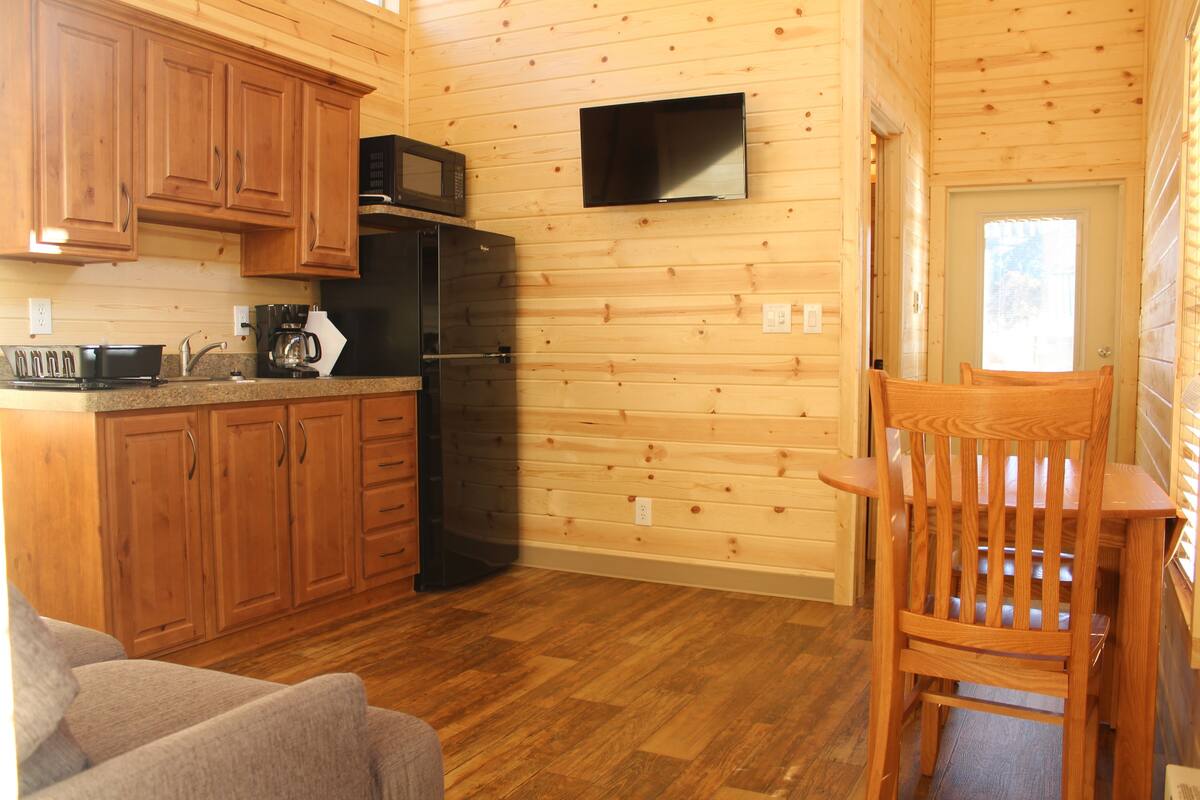 Deluxe Cottage, Multiple Beds, Refrigerator & Microwave, Mountain View | Private kitchenette | Coffee/tea maker, microwave