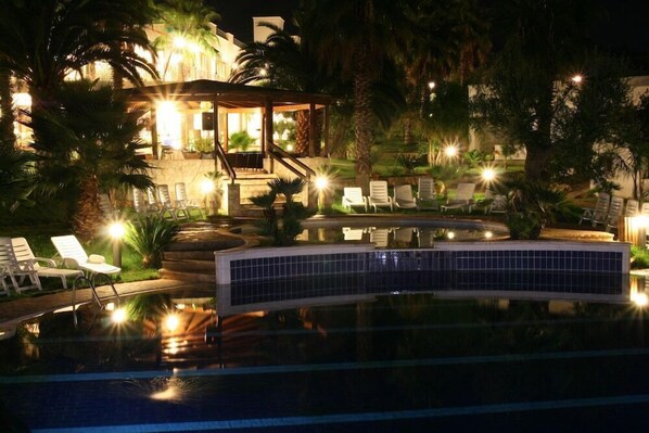 Una piscina al aire libre