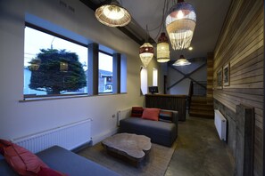 Lobby sitting area - Hotel Vendaval (Natales)