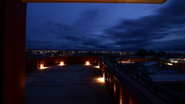 Une terrasse sur le toit offrant une vue sur la ville au crépuscule.