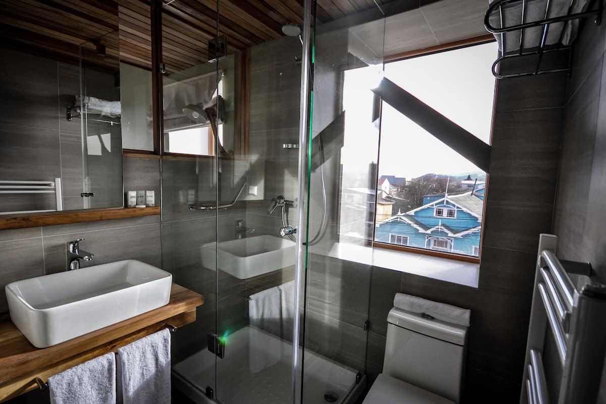 shower, rainfall showerhead, free toiletries, hair dryer