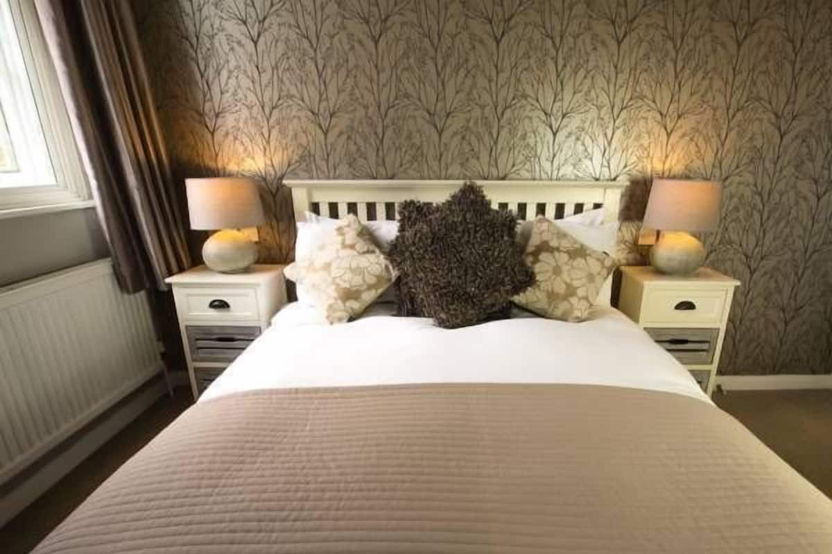 Premium bedding, desk, iron/ironing board, free WiFi