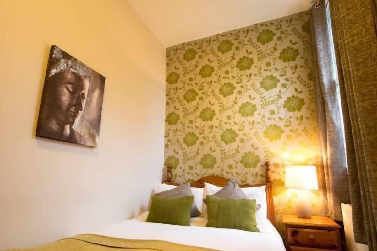 Premium bedding, desk, iron/ironing board, free WiFi