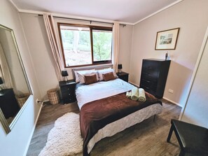 Family House, 4 Bedrooms, Mountain View | 4 bedrooms, iron/ironing board, free WiFi, bed sheets - Rustic Country Lane Farmhouse in Lysterfield (Lysterfield)