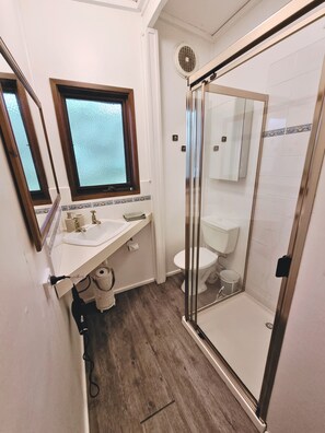 Bathroom - Rustic Country Lane Farmhouse in Lysterfield (Lysterfield)