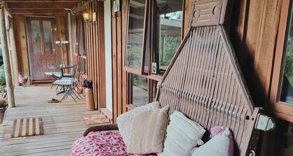 Rustic Country Lane Farmhouse in Lysterfield