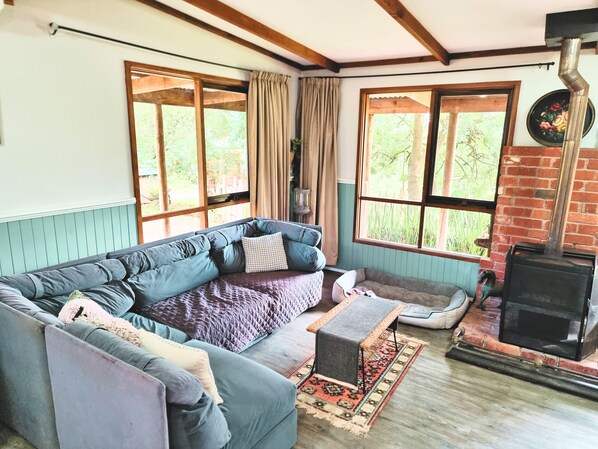 Family House, 4 Bedrooms, Mountain View | Living area - Rustic Country Lane Farmhouse in Lysterfield (Lysterfield)