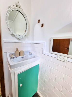 Family House, 4 Bedrooms, Mountain View | Bathroom | Separate tub and shower, free toiletries, hair dryer, towels - Rustic Country Lane Farmhouse in Lysterfield (Lysterfield)