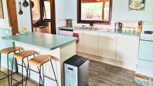 Casa familiar, 4 habitaciones, vista a la montaña | Cocina privada | Cafetera y tetera, refrigerador con congelador, microondas y horno 