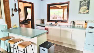 Family House, 4 Bedrooms, Mountain View | Private kitchen | Full-sized fridge, microwave, oven, stovetop