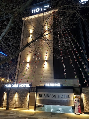 Façade de lâhĂ©bergement - soirĂ©e/nuit