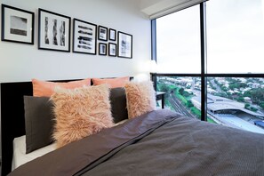 SouthBank 1504 - Deluxe Aparment, 1 Bedroom, Amazing view | Individually decorated, individually furnished, desk, iron/ironing board - Homely Apartments in Southbank (South Brisbane)