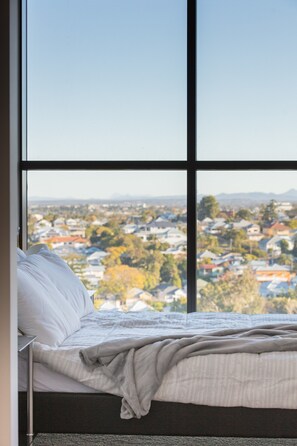 SouthBank 1403 - Comfort apartment, 1 queen bed, pool access, hill view | Individually decorated, individually furnished, desk, iron/ironing board - Homely Apartments in Southbank (South Brisbane)