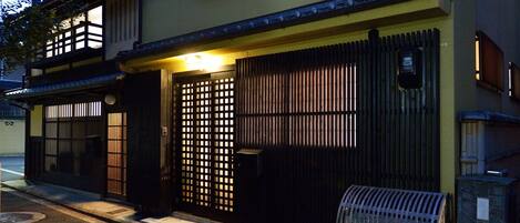 施設の正面 (日没後)