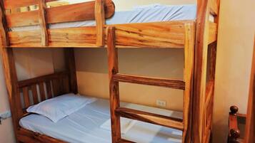 Un lit superposé avec une structure en bois et du linge de lit blanc.