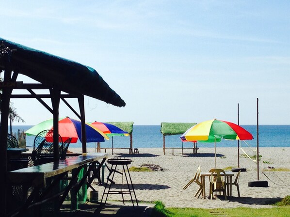 En la playa, sombrillas, snorkel, surf