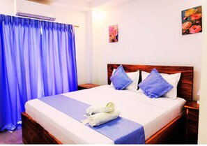 King Bed with Balcony - D'Resort (San Narciso)